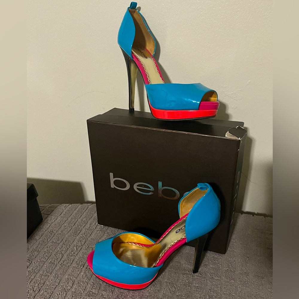 Size 7 women’s Bebe platform heel.